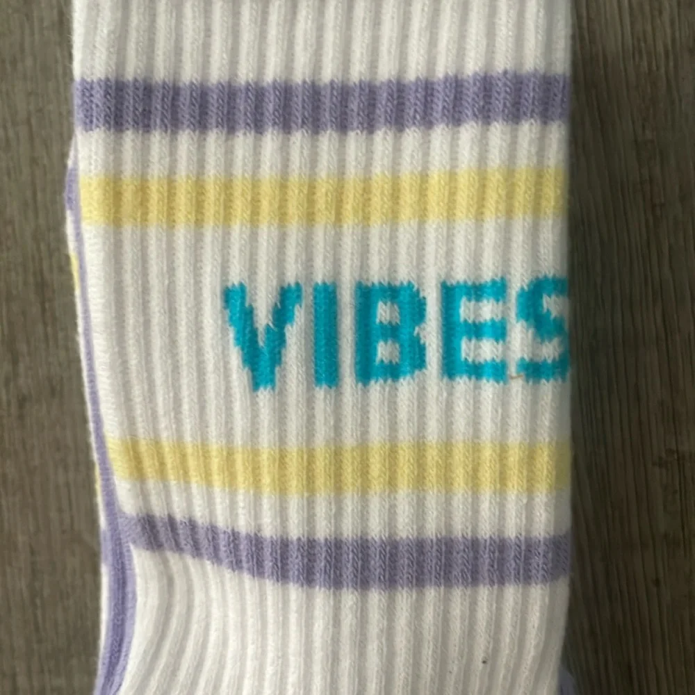 Wildfox NWT “Good Vibes” OS 2 pairs white & deep periwinkle mid-crew grip socks